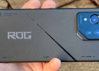 ROG Phone 8 Pro 1 लाख में 8K वीडियो, गेमिंग ट्रिगर्स और 165Hz डिस्प्ले वाला परफॉर्मेंस बीस्ट