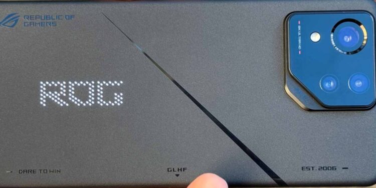 ROG Phone 8 Pro 1 लाख में 8K वीडियो, गेमिंग ट्रिगर्स और 165Hz डिस्प्ले वाला परफॉर्मेंस बीस्ट