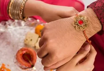 Raksha Bandhan 2025: रक्षा बंधन पर 95 साल बाद बन रहा दुर्लभ महासंयोग, इस समय राखी बांधने से मिलेगा दोगुना फल