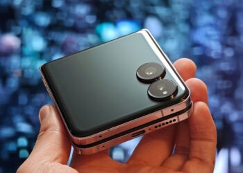 फोल्डेबल स्मार्टफोन 65,000 में स्टाइलिश डिजाइन और Snapdragon 8 Elite का पावर