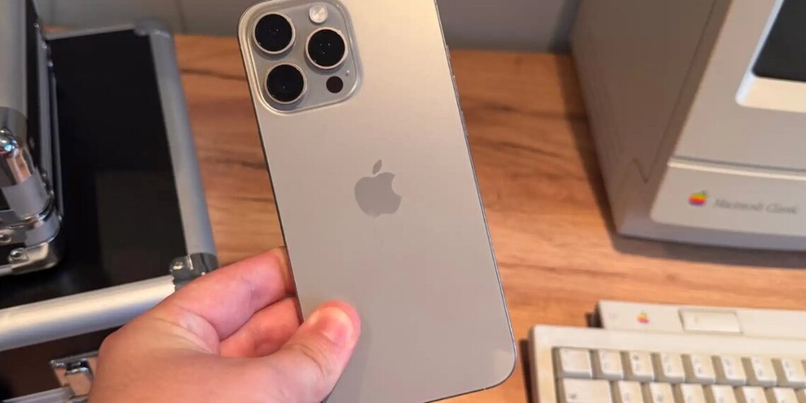 1,33,900 में प्रीमियम डिजाइन, A18 Pro चिप और 48MP कैमरा वाला फ्लैगशिप स्मार्टफोन 1,33,900 में प्रीमियम डिजाइन, A18 Pro चिप और 48MP कैमरा वाला फ्लैगशिप स्मार्टफोन