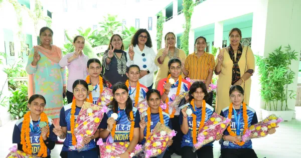 एशियन रोलर स्केटिंग हॉकी चैंपियनशिप में पदक विजेता खिलाडिय़ों का भव्य स्वागत एशियन रोलर स्केटिंग हॉकी चैंपियनशिप में पदक विजेता खिलाडिय़ों का भव्य स्वागत